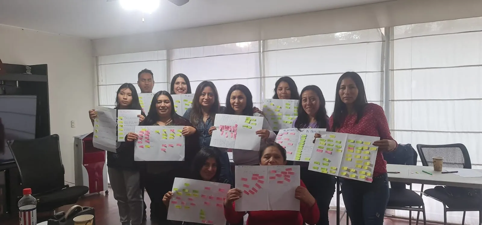 Participantes presentan sus trabajos durante un taller de INHOA