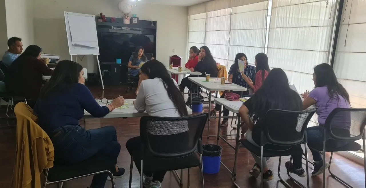 Participantes trabajan con materiales de aprendizaje durante un taller