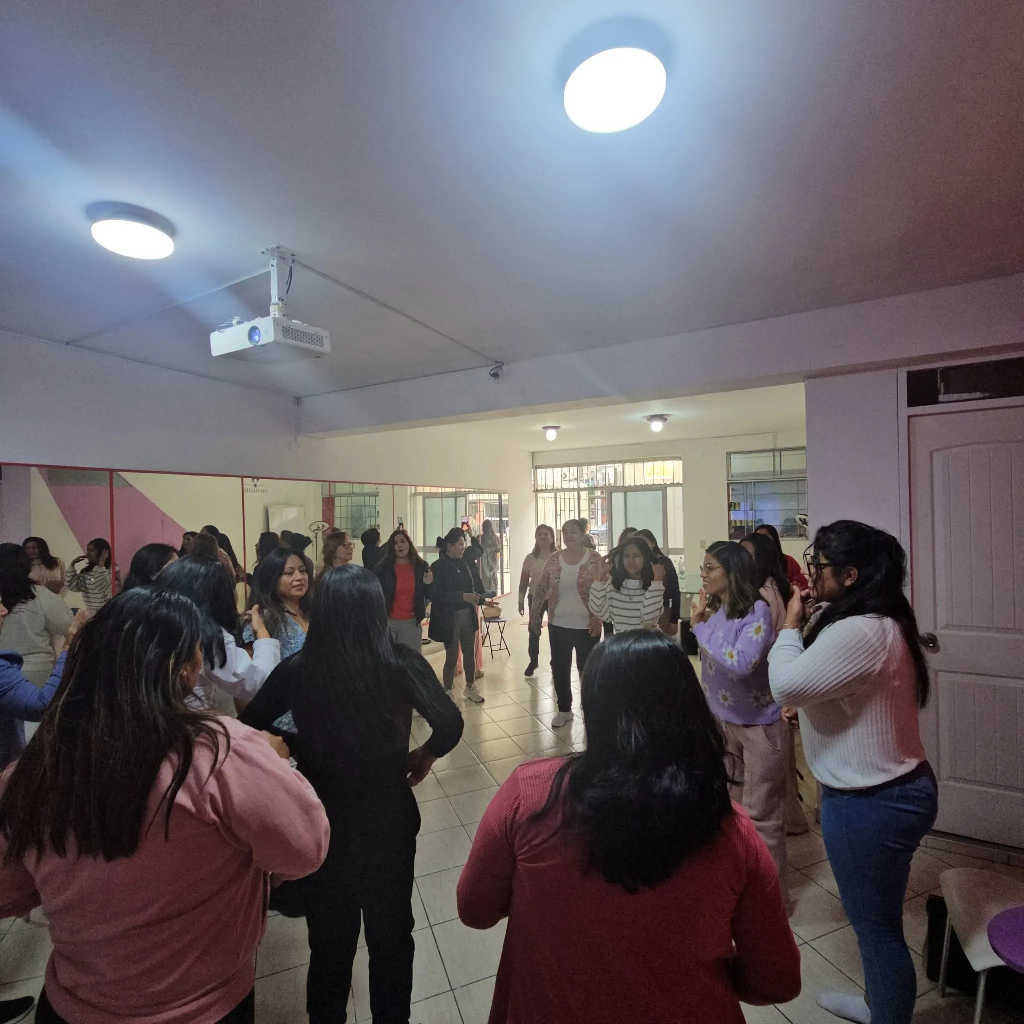 Participantes comparten una dinámica grupal en INHOA