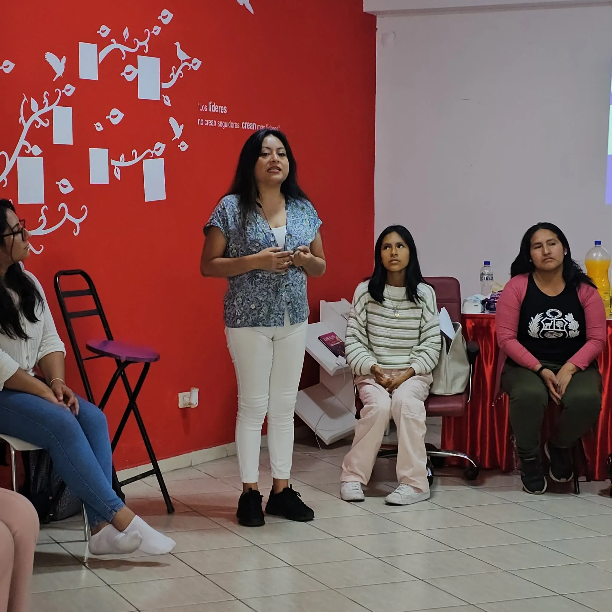 Una participante comparte su perspectiva durante un encuentro grupal