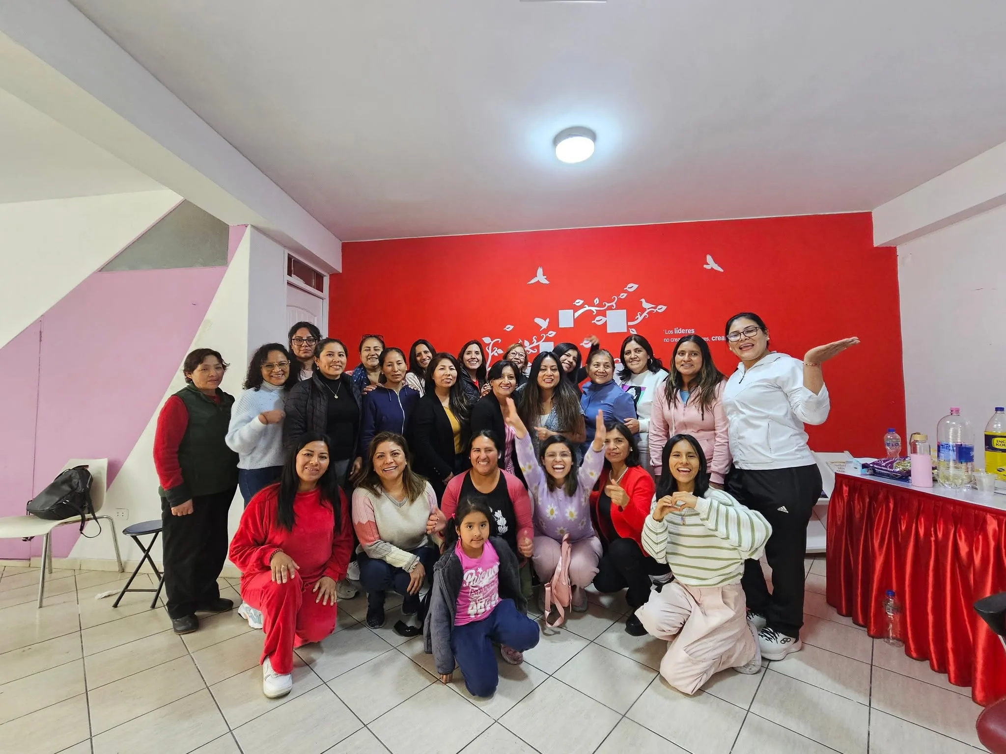 Grupo de participantes sonriendo durante una actividad de INHOA
