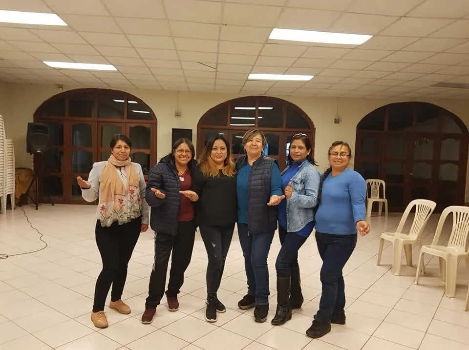 Participantes comparten un momento juntos al finalizar una actividad