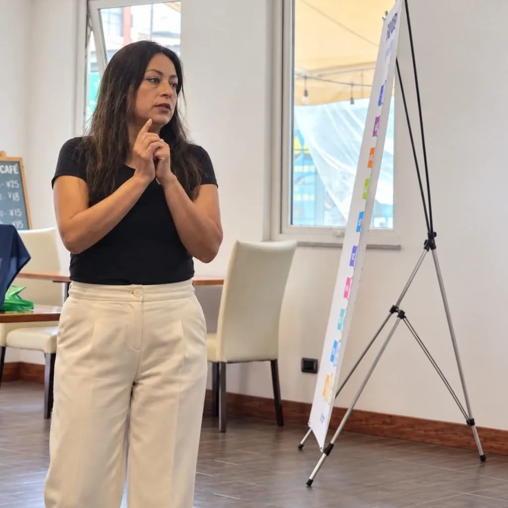 Una facilitadora comparte una explicación durante un taller de INHOA