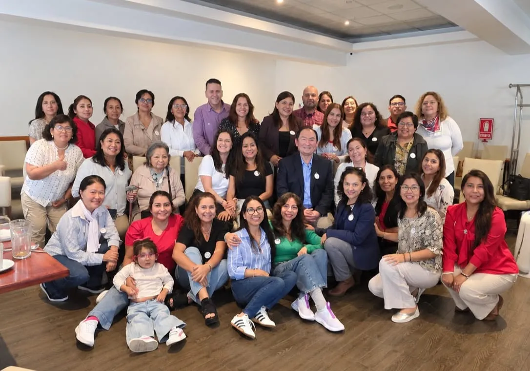 Fotografía grupal de la comunidad de INHOA al finalizar un encuentro